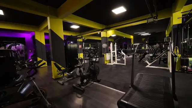 Siyah-sarı tavanlı geniş fitness alanı, Çankaya Esat