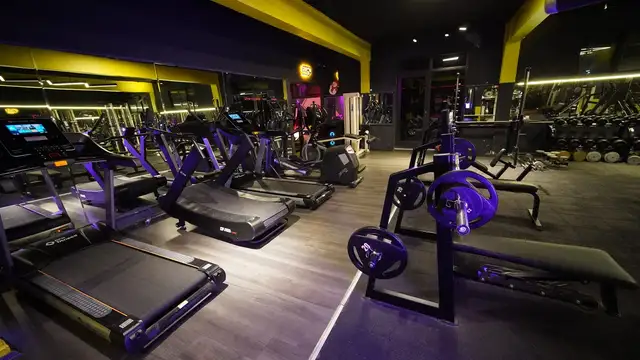 Koşu bantları ve ağırlık sehpaları – Esat fitness salonu