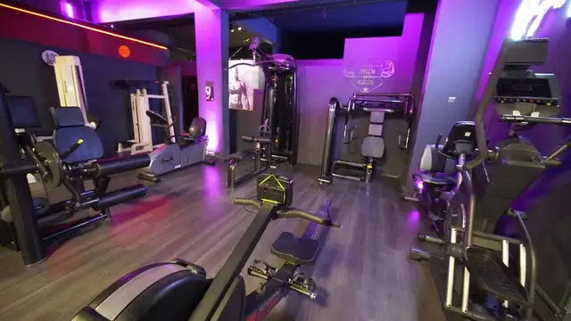 Kardiyo ve pimli makineler, mor neon aydınlatma