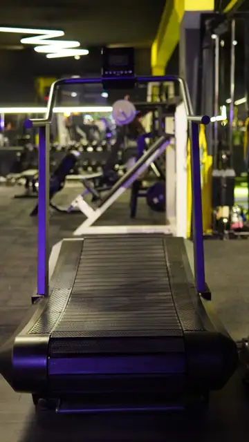 Motorsuz kavisli (curved) koşu bandı – Esat Spor Salonu kardiyo bölgesi